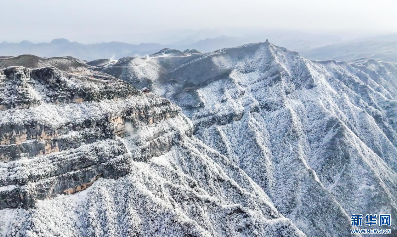 12月16日,陕西汉中龙头山景区雪后初霁,千里冰封,银装素裹.