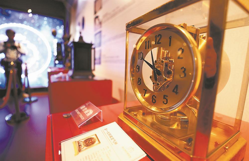 海丝钟表博物馆展出的第一代积家空气钟(资料图片)游客到漳州航天科技