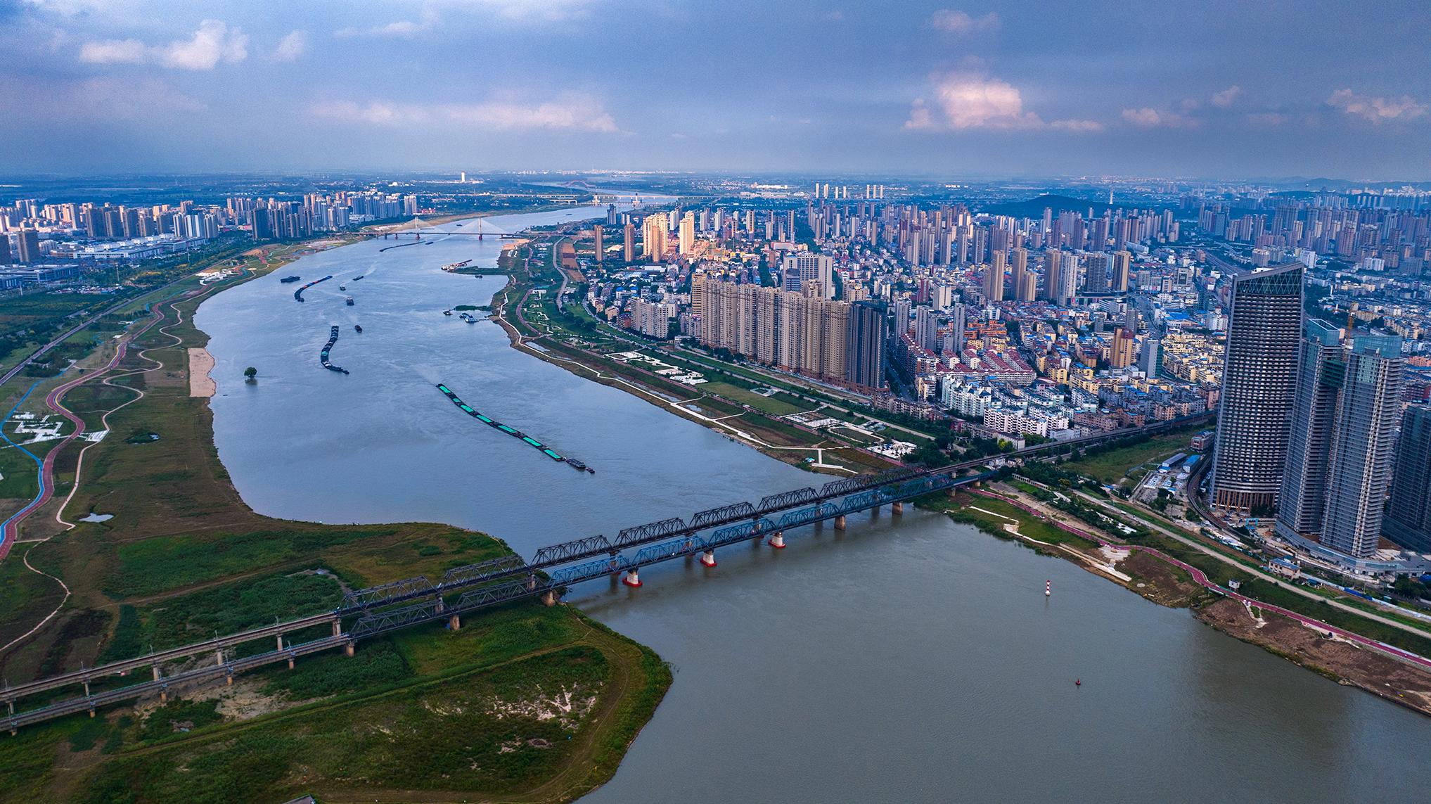 航拍的淮河蚌埠段水域. 本报通讯员 王尚云 摄