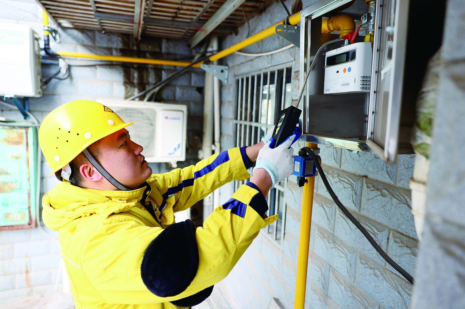 新奥燃气巡线员满屹日前对和顺家园小区内的设备进行查漏.