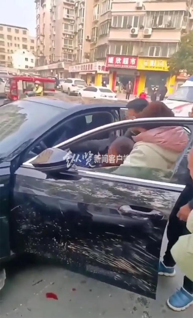 湖北襄阳一奥迪车街头连撞多人!交警部门回应_新浪财经_新浪网