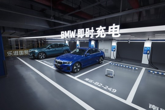 后排配31英寸巨幕成“私人影院” 全新BMW 5系油电齐发首秀南京