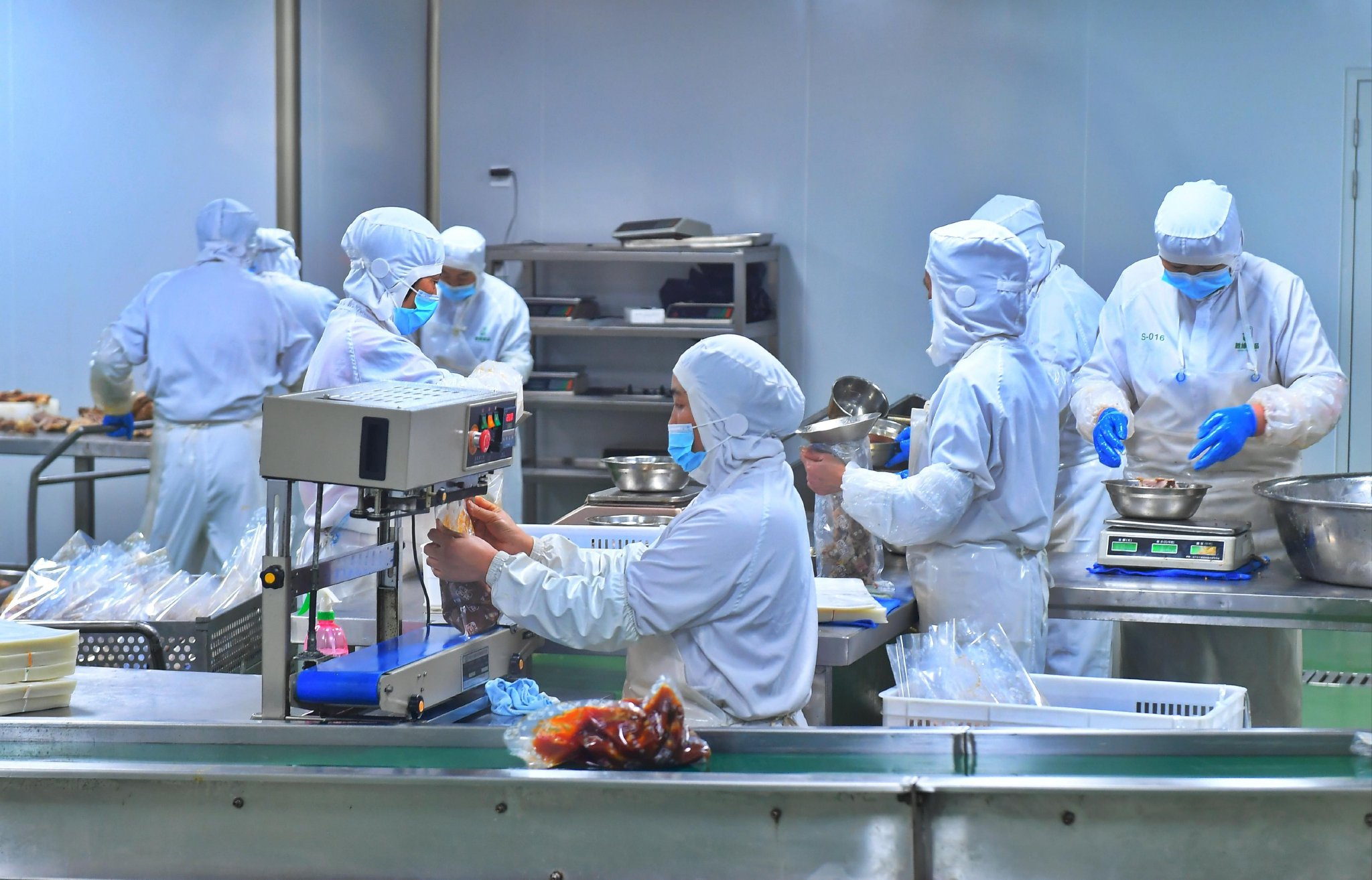 "公司行政总监蔚德宽介绍说,公司主要做鹅肉的深加工,目前已建成屠宰