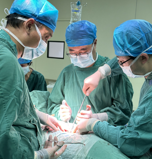 12月19日,安江东在临夏州人民医院为伤员进行手术.受访者供图