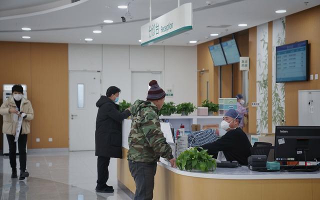 12月22日,北京友谊医院通州院区二期全面开诊,急诊患者就诊.
