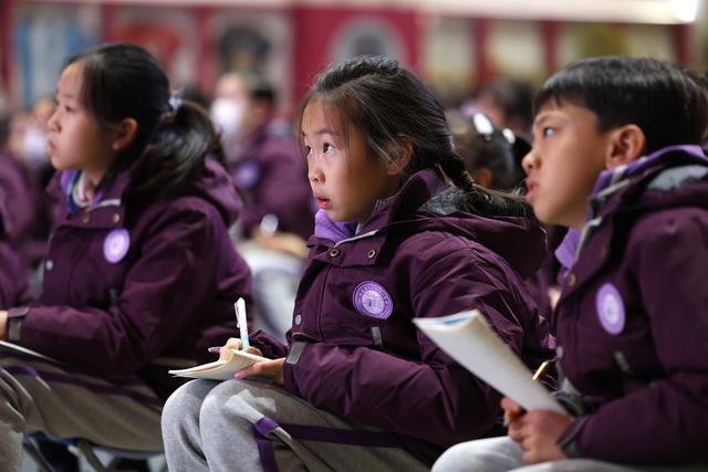 清华附小的小学生们边听边记笔记.新京报记者 王远征 摄