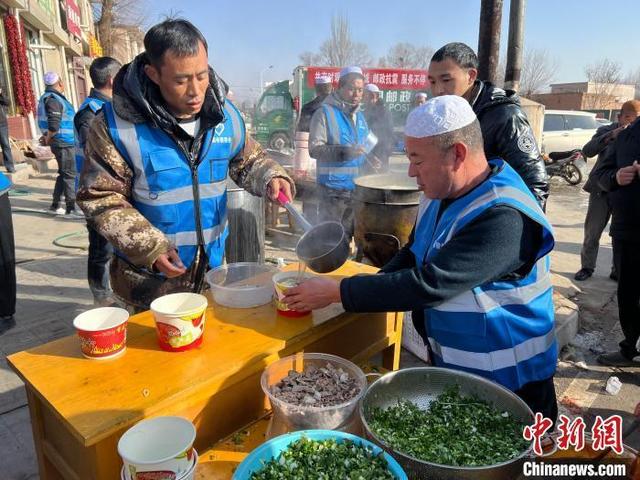 图为12月21日,青海省海东市民和回族土族自治县官亭镇爱心拉面摊免费