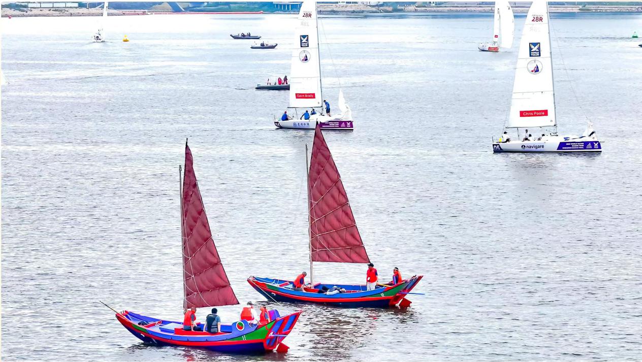 中式传统帆船首次亮相世界级大赛 众选手尝试驾驶获惊喜