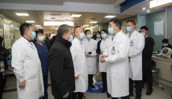 伤员转入兰大二院重症医学科,医院立即组织眼科,耳鼻喉科,胸外科,骨科
