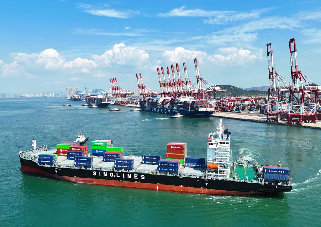 　　一艘货轮缓缓驶离山东港口青岛港（无人机照片，2023年8月30日摄）。新华社发（张进刚 摄）