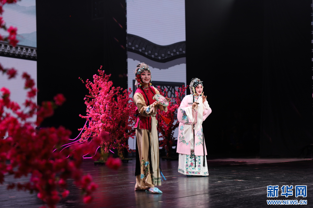 图为12月21日开幕式晚会昆曲《牡丹亭》演出现场.新华网发李腾摄
