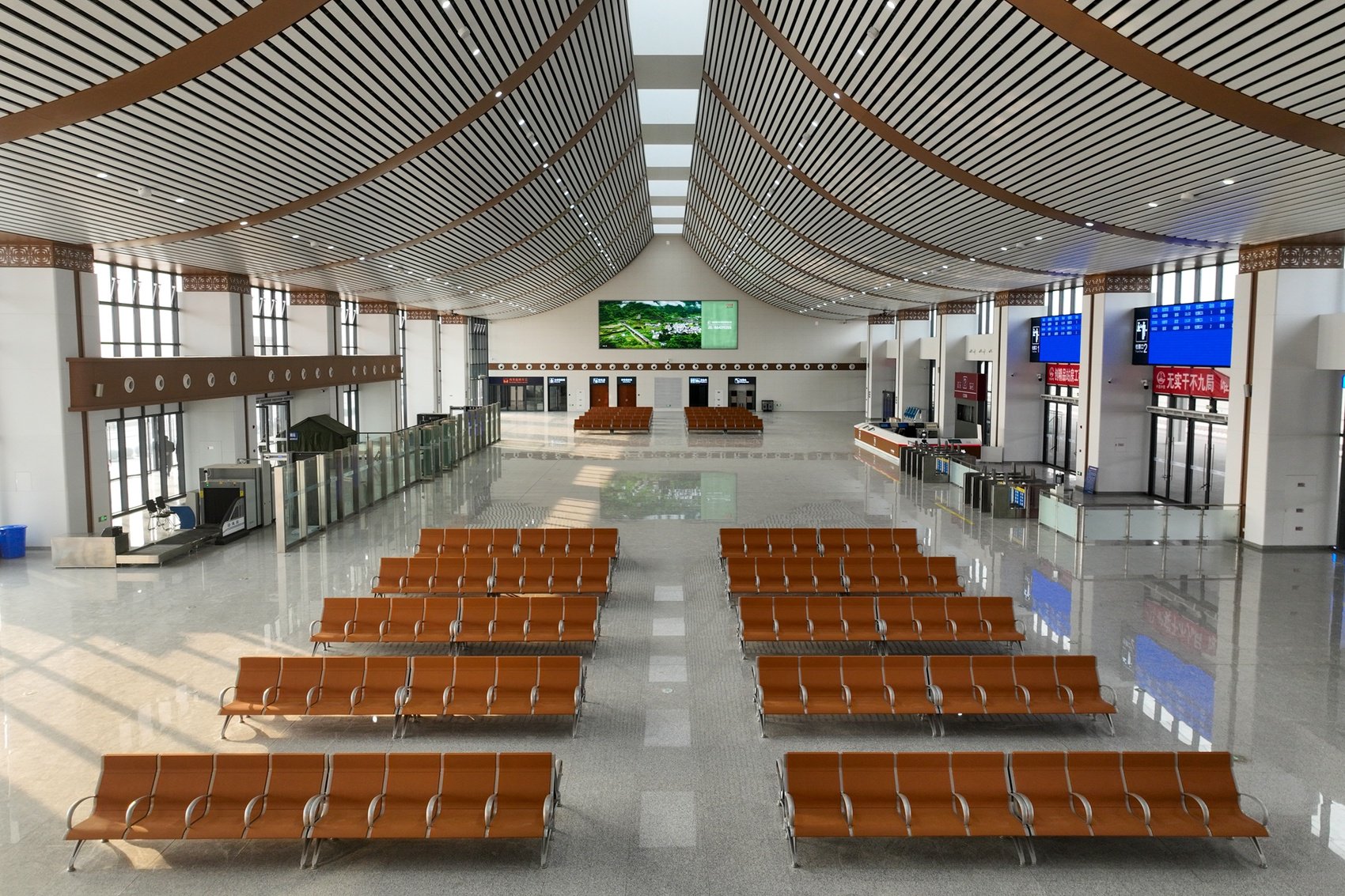 沿滩站沿滩站位于自贡市沿滩区,总建筑面积6千平方米,为线侧平式站房