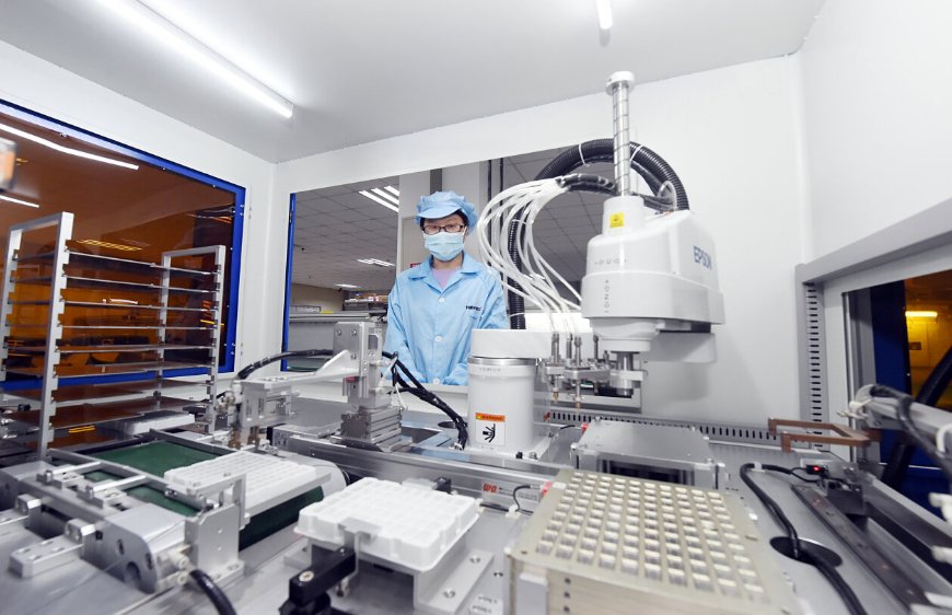 日前,在位于石家庄市鹿泉区的河北远东通信系统工程有限公司,员工在