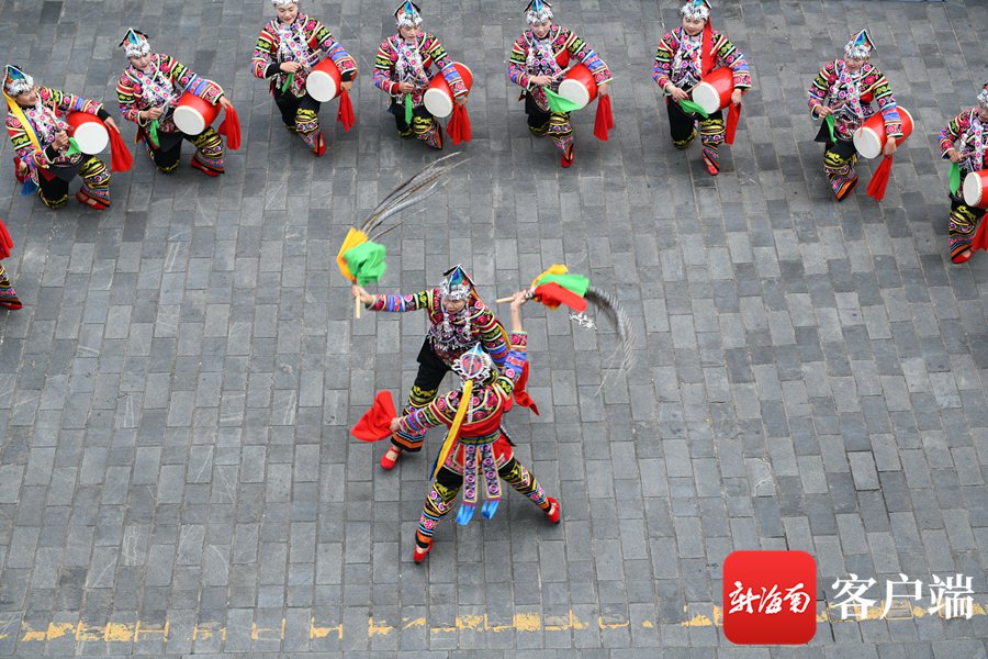 非遗展演——云南楚雄《彝族花鼓舞》.记者 陈卫东摄