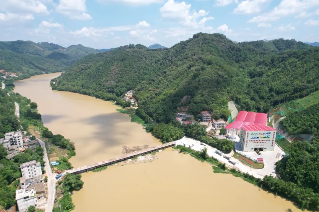 no7合同段2#混凝土输送中心(图中右侧建筑)已建好在容县浪水镇绣江旁