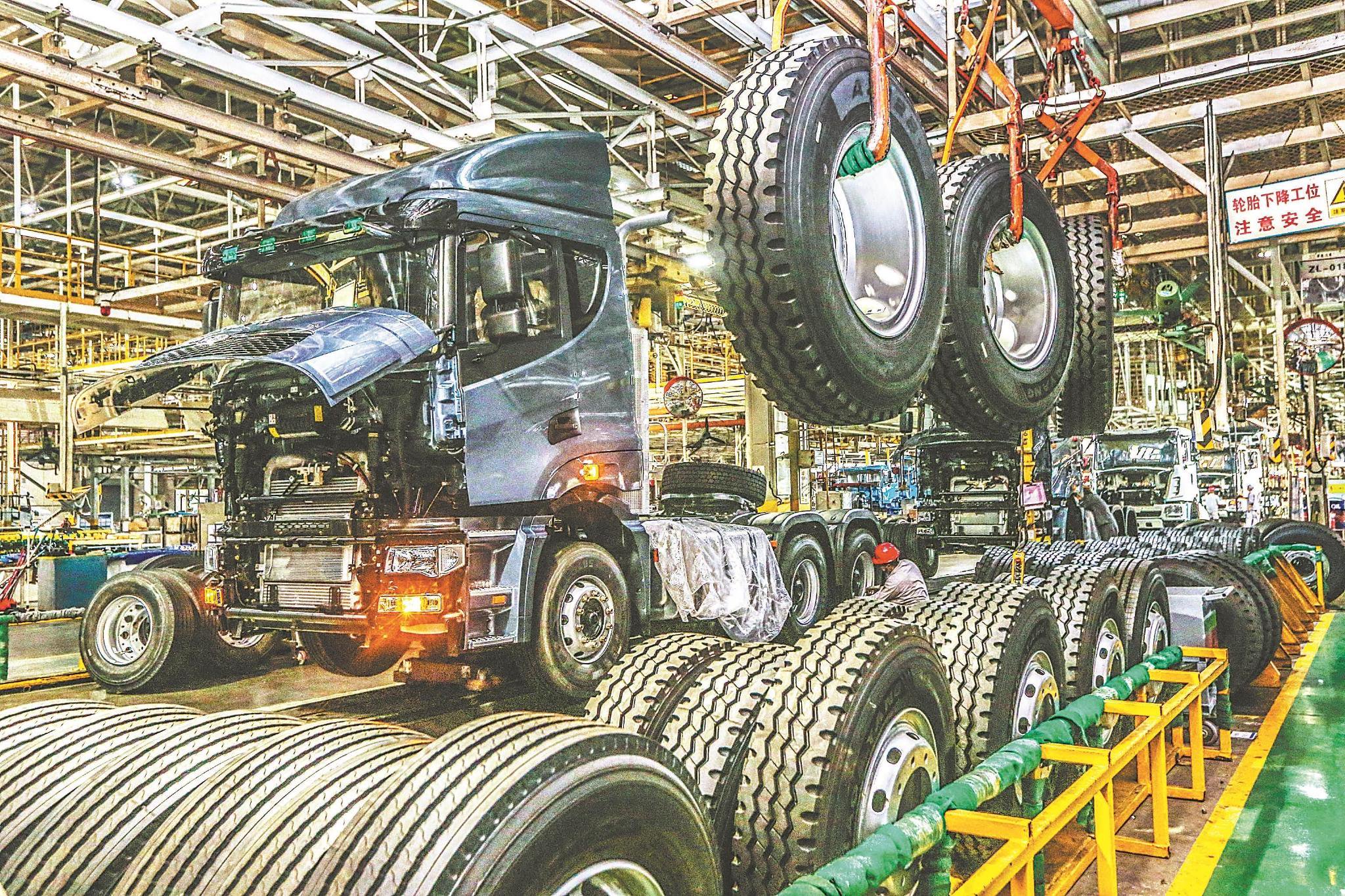 马鞍山经开区汉马新能源重卡汽车装配线上一片忙碌.