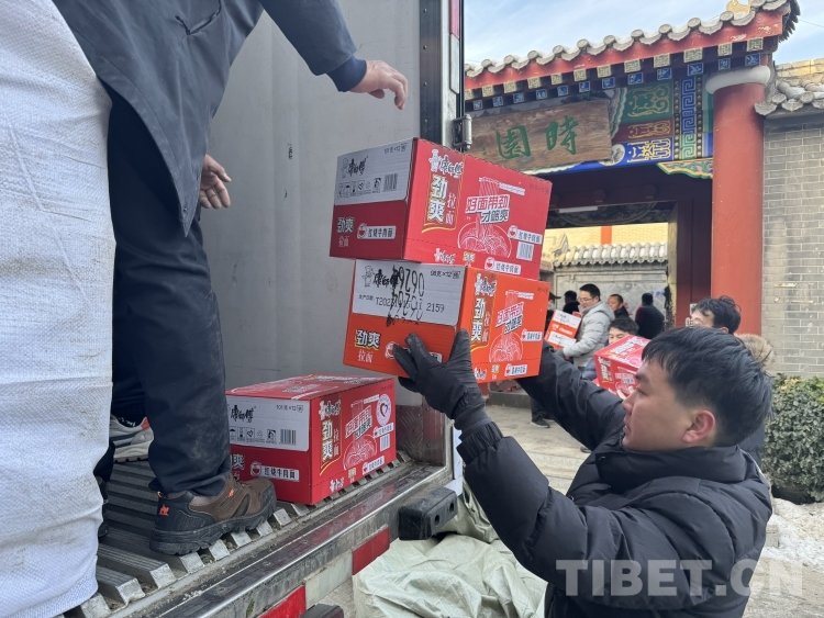 图为北京同心共铸公益基金会调拨物资和应急药品即将送往灾区
