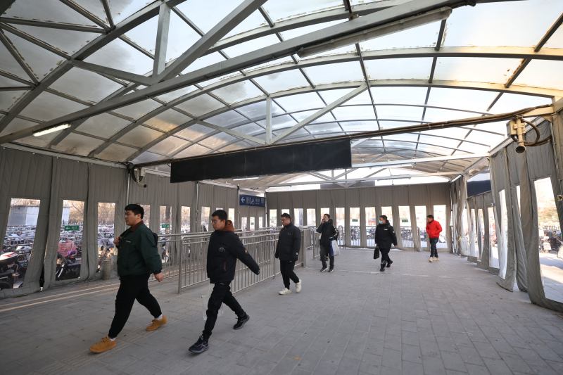 北京地铁昌平线沙河站b1口,乘客走在防雨雪棚内.