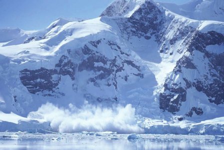 南极雪崩.涂庆博供图