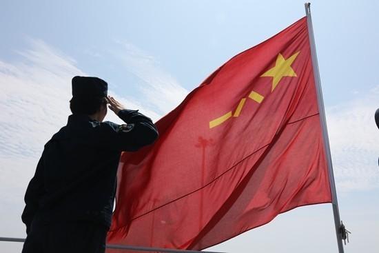 王心仪向军旗敬礼.受访者供图