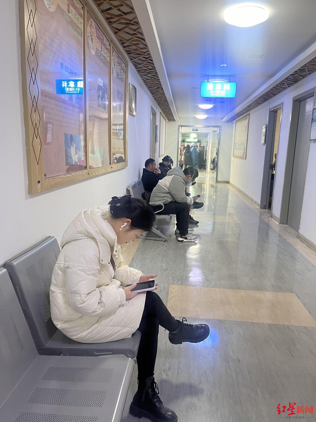 有医生一晚诊近20名患者年轻人涌入推拿科夜间门诊