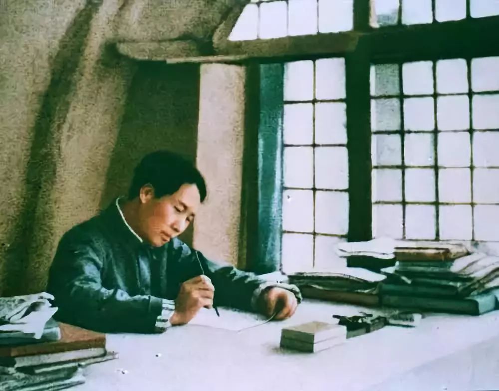 ▲1938年春，毛泽东在延安窑洞撰写《论持久战》。