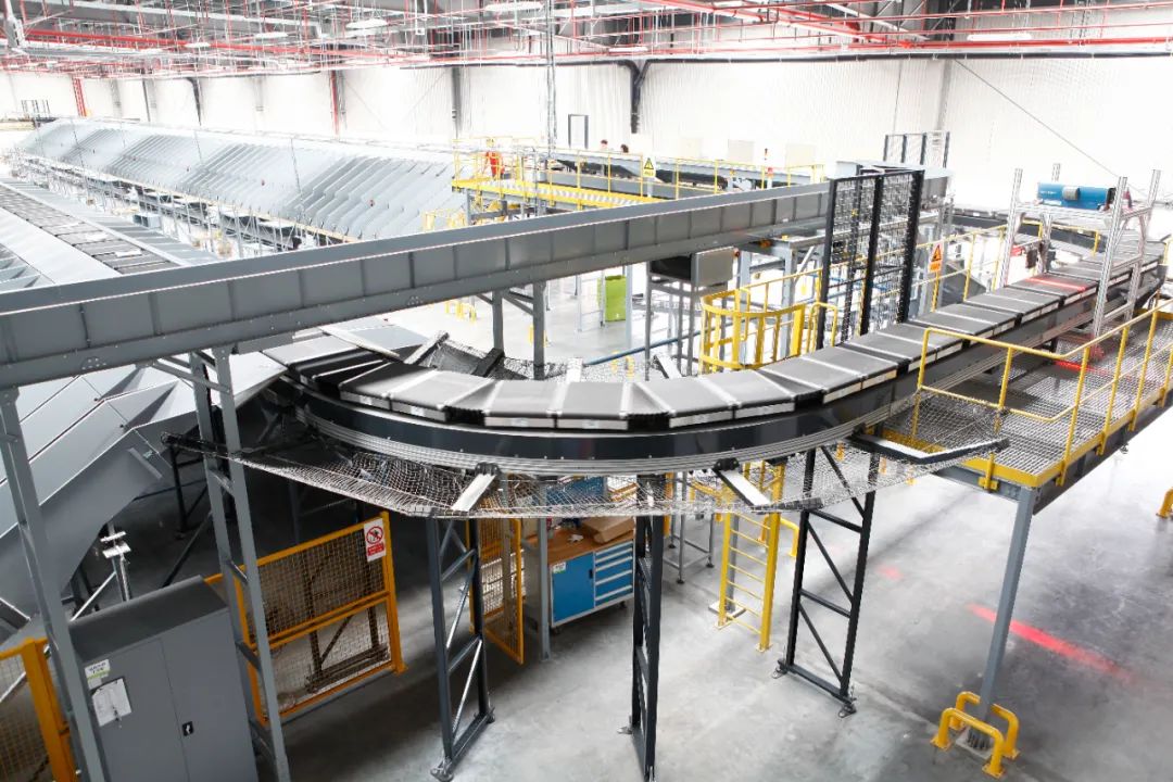 太平鸟慈溪全渠道物流仓储中心的自动分拣系统正在运行