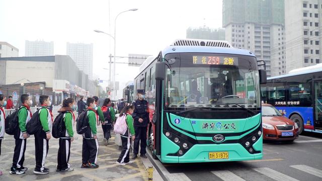 学生们排队上助学公交.杨菲 摄