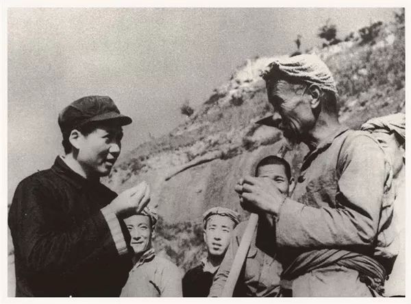 ▲1939年，毛泽东与延安农民交谈。