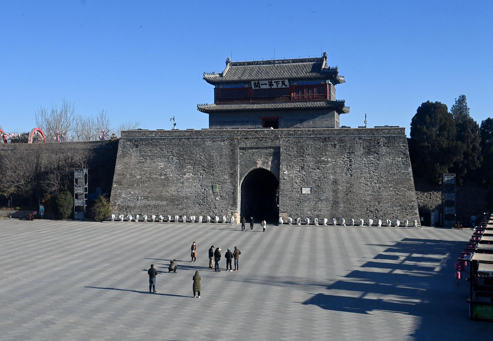 游客在河北省秦皇岛市山海关区天下第一关景区游览(2023年11月29日摄)