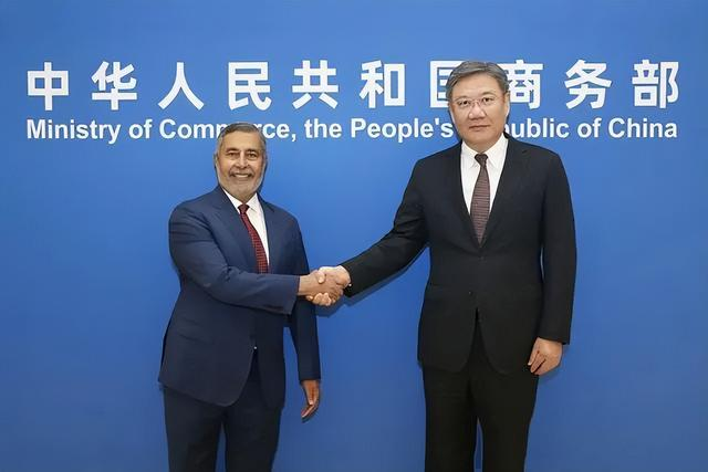 11月1日,商务部部长王文涛会见桑杰·梅赫罗特拉(来源:商务部官网)