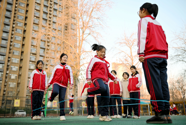 学生们在课间玩"跳皮筋"游戏.通讯员 周绍宗 摄