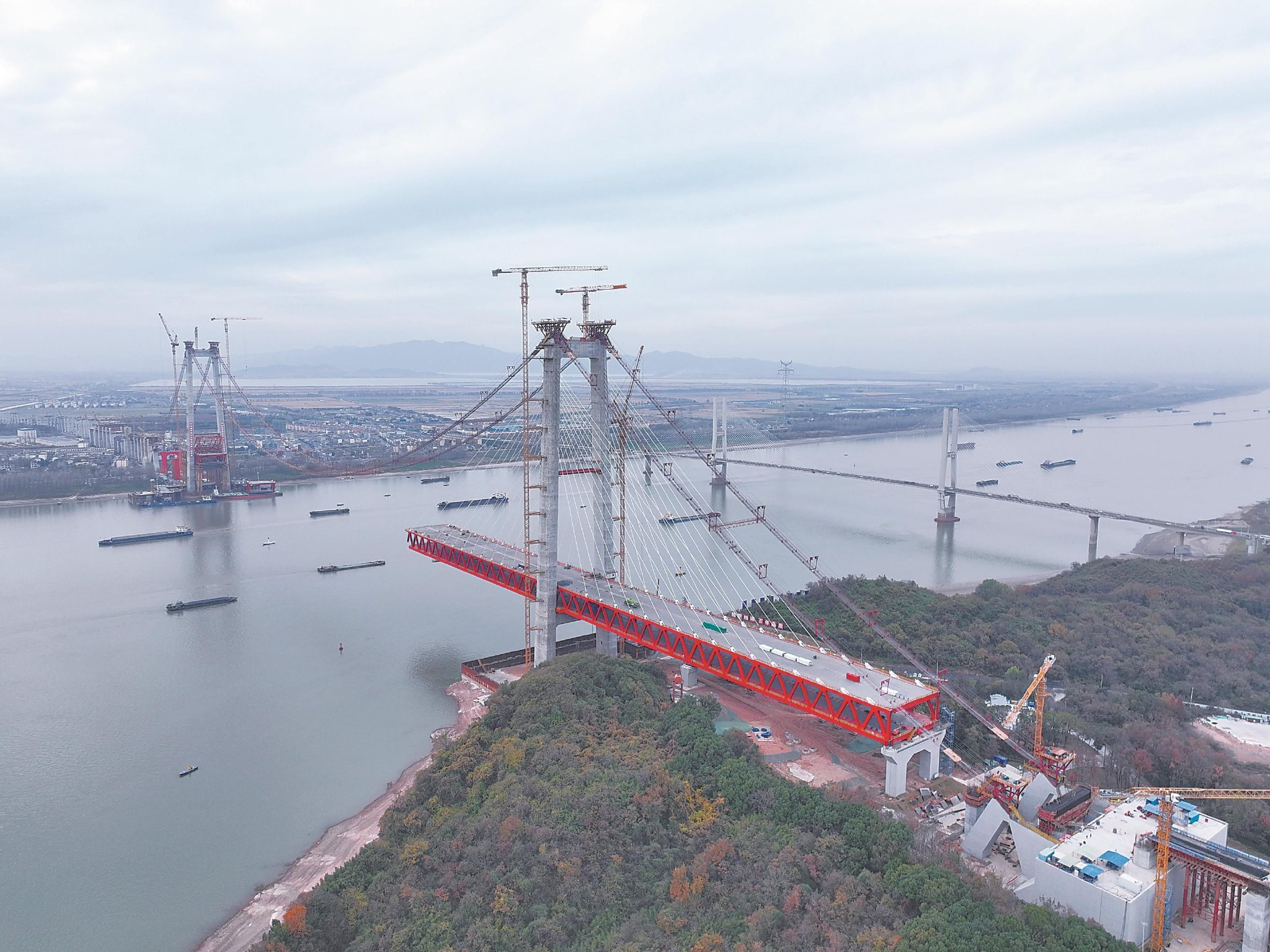 正在加快建设的G3铜陵长江公铁大桥。本报通讯员 臧树超 摄