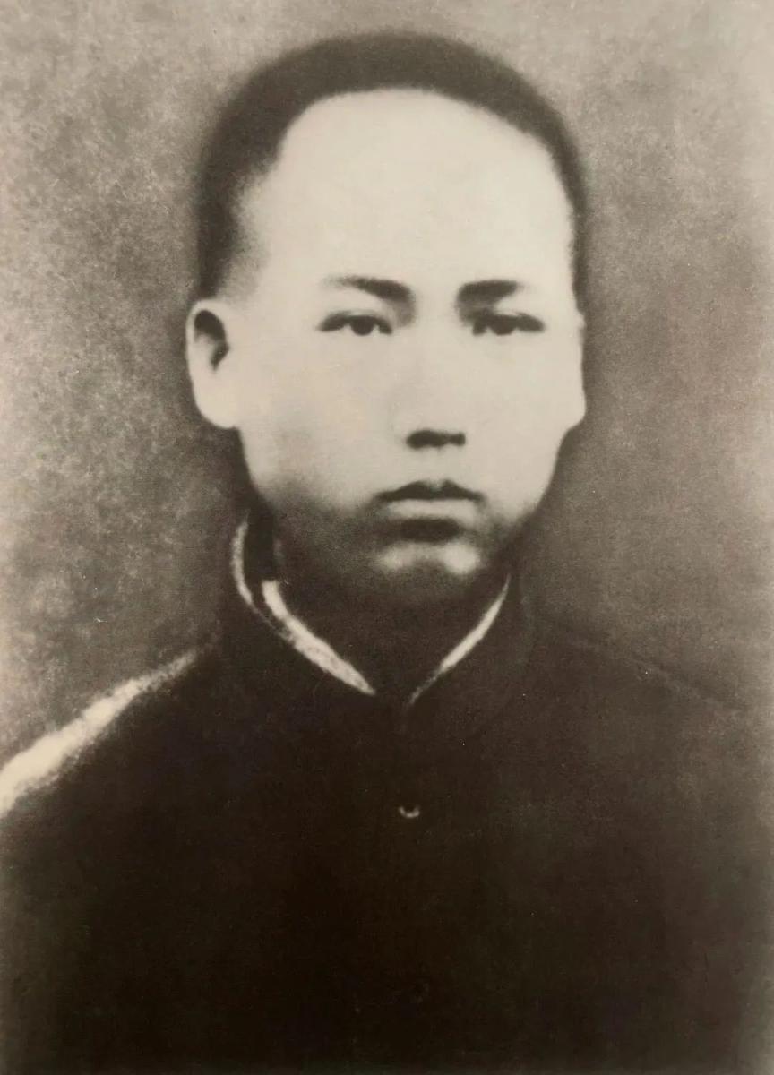 ▲1913年，毛泽东在湖南省第四师范学校求学。学生时代的毛泽东，勤奋读书，刻苦磨练，是学校中品学兼优的佼佼者。