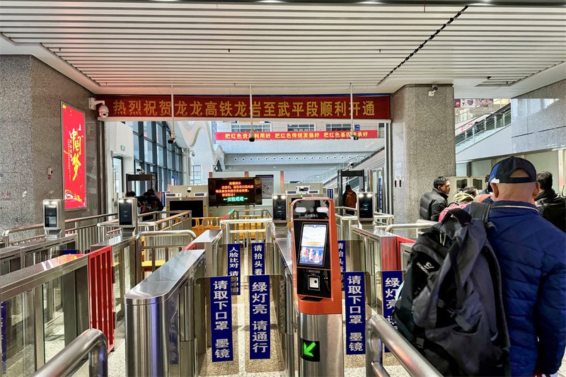 龙岩站在进站口设置标语 马伊骅摄