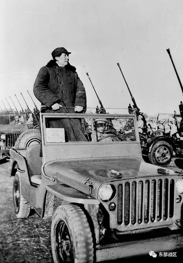 ▲1949年3月25日,毛泽东在西苑机场阅兵。