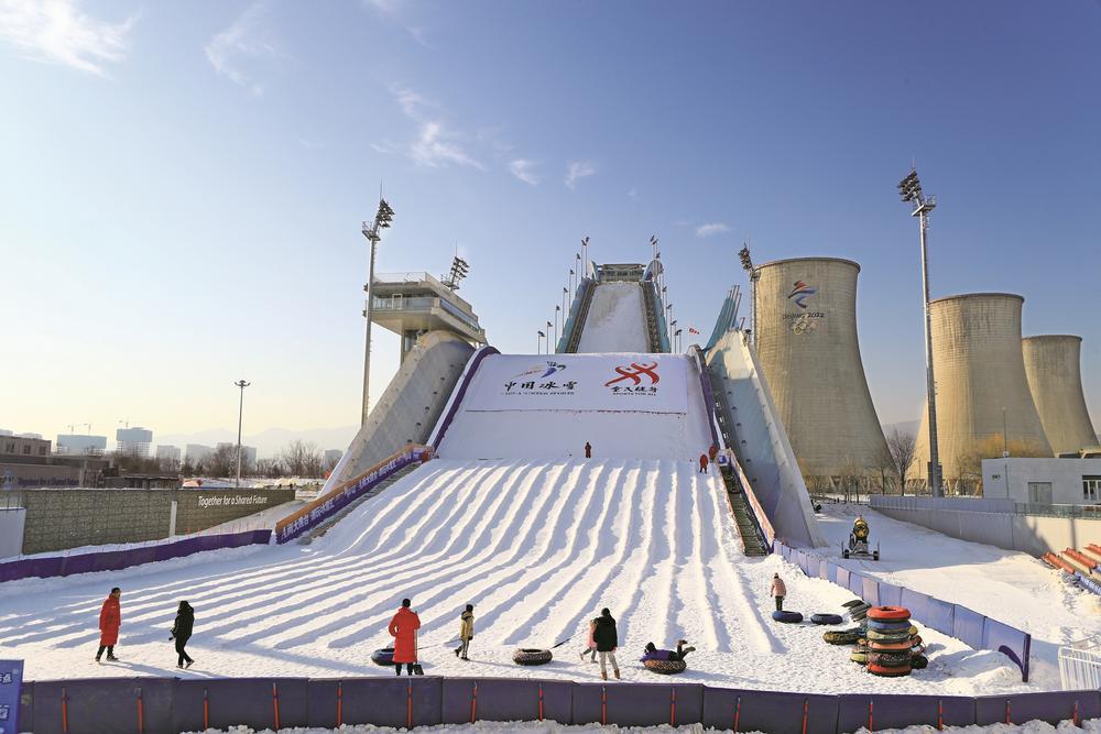 为市民游客带来全新升级的冰雪游体验,首钢滑雪大跳台雪圈冲浪成为