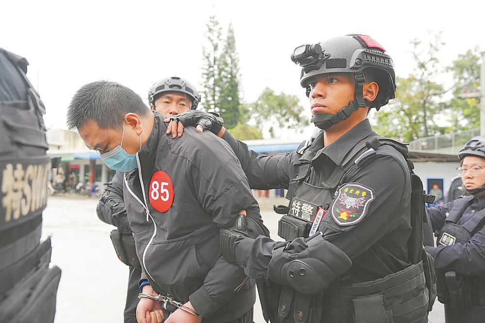 公安部门押解电诈嫌疑人回国