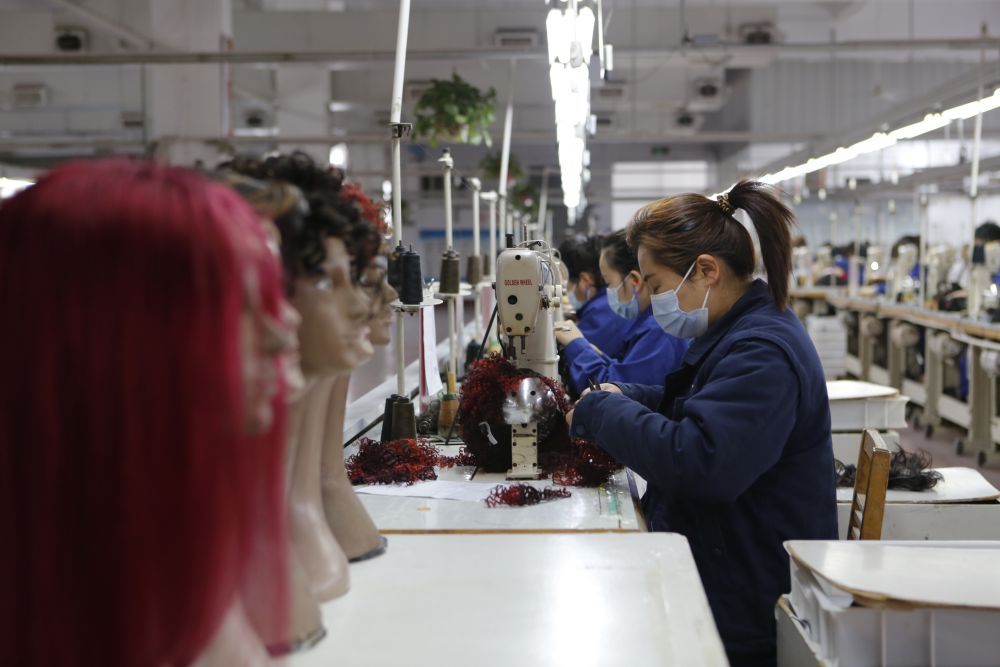 3月16日，工作人员在河南瑞贝卡发制品股份有限公司的生产车间里制作假发。新华社记者 戴翘楚 摄