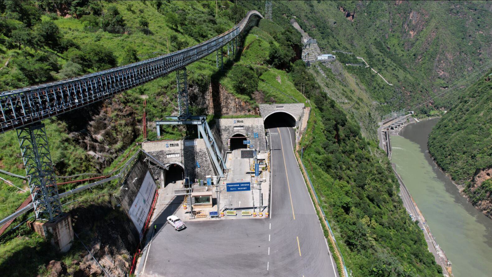 俯瞰锦屏山交通隧道东端洞口