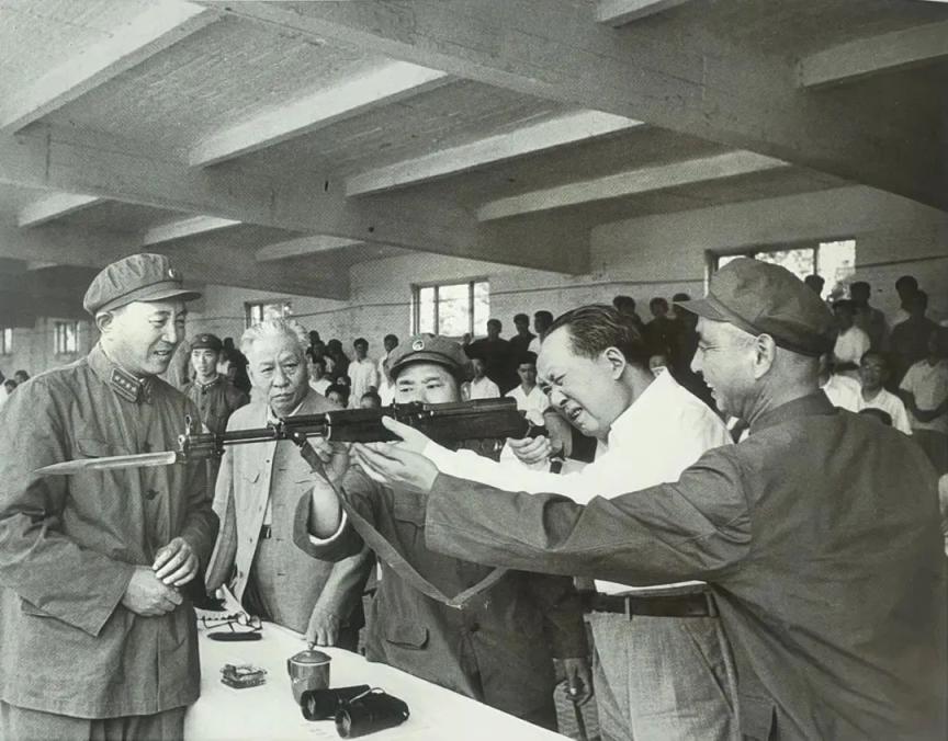 ▲1964年，毛泽东在军事训练汇报表演现场。