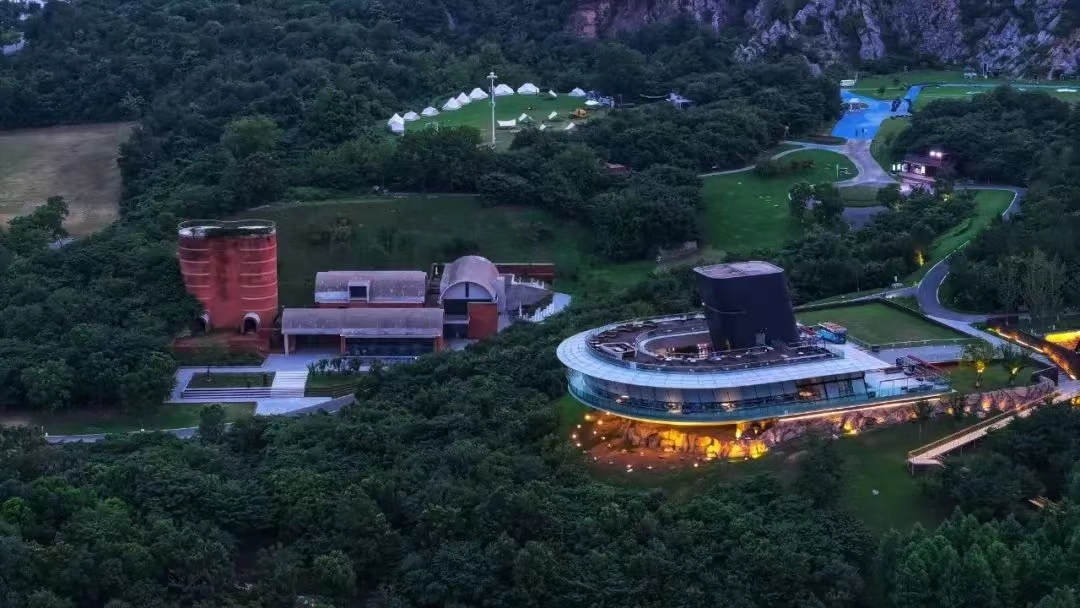 图为南京江宁区汤山矿坑公园.