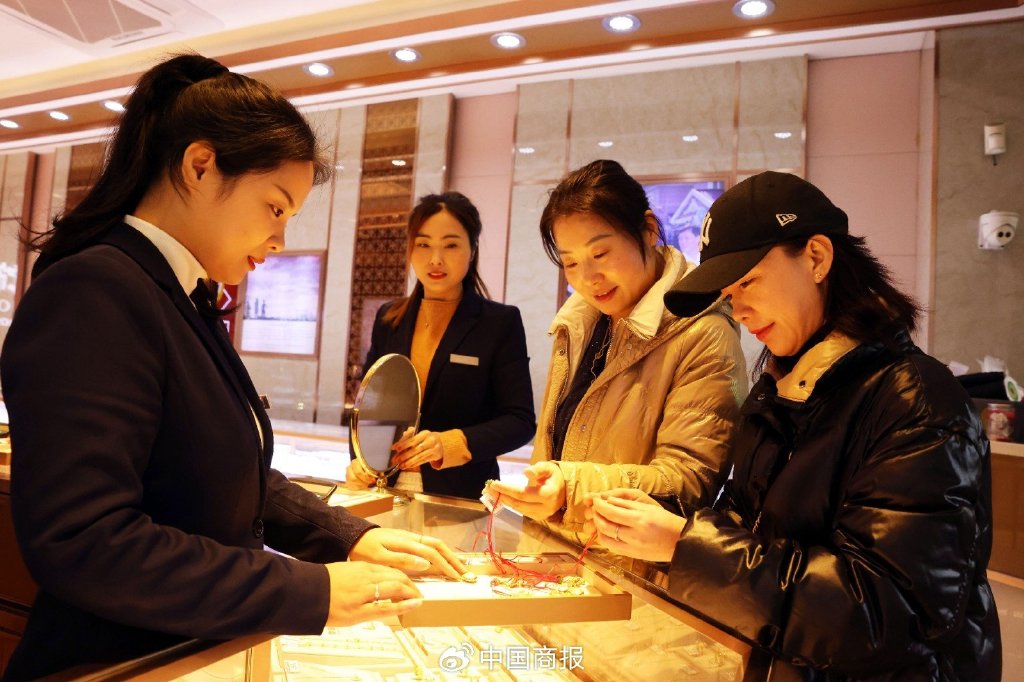 消费者在黄金店里挑选龙元素黄金饰品.(图片由cnsphoto提供)