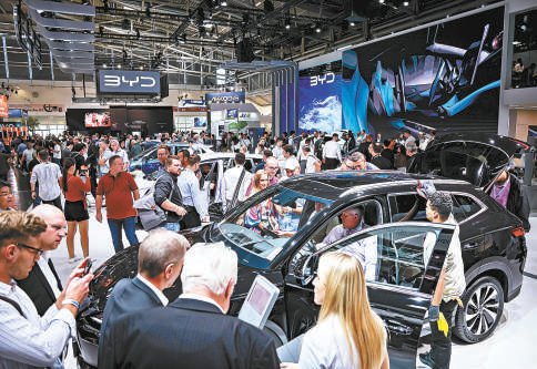 　　9月6日，在德国慕尼黑举行的2023国际车展上，参观者在观看中国汽车品牌比亚迪的新能源汽车。视觉中国供图