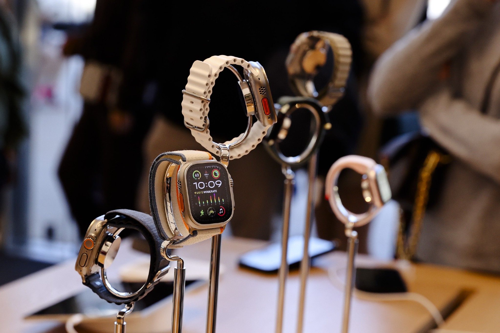 12月18日，美国得克萨斯州一家苹果零售店展出的Series 9智能手表 图源：IC photo