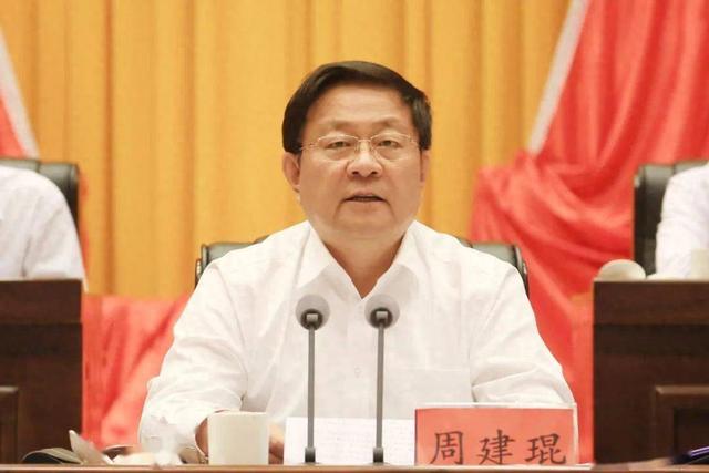 通报提到,其在担任毕节市委书记期间,搞"打卡式""作秀式"调研,并且在