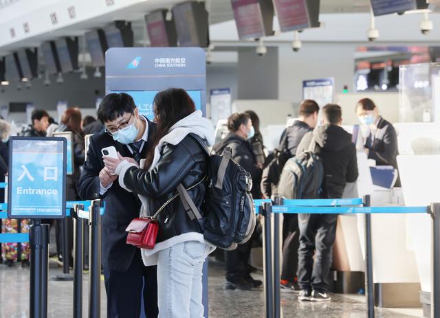 12月27日,北京大兴国际机场,一位旅客向机场工作人员求助.