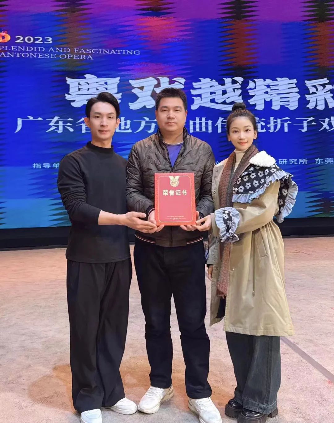 广东潮剧院一团副团长郑俊镔(中)和演员谢跃鹏,胡静汶