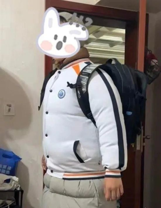 校服套羽绒服肿成"面包",多地明确:不得强制!|羽绒服_新浪财经_新浪网