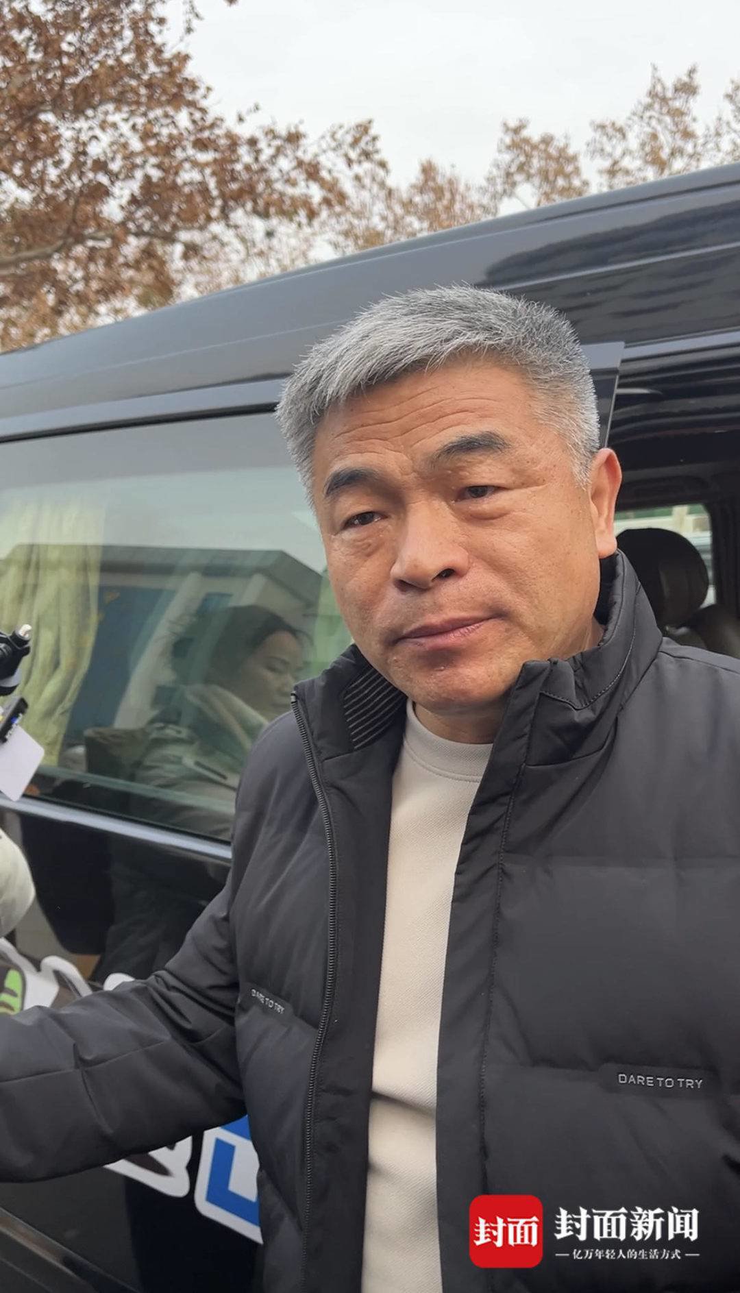 郭刚堂在法院门前 郝莹 摄